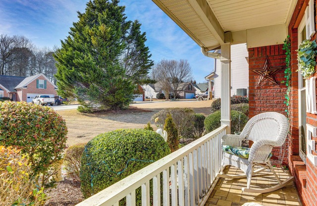 Cozy Buford Home w/ Piano ~ Mins to Lake Lanier!