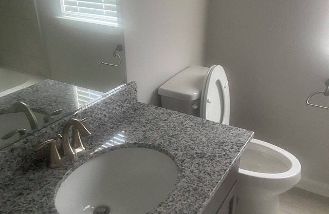 Cozy building in charming Arcola with AC, WiFi