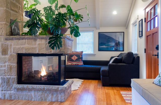 cozy bungalow 2 blocks to beach