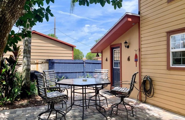 Cozy Bungalow - 5 mi Legoland & 0.5 mi Dwntwn