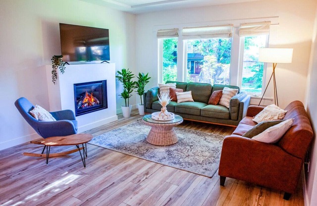 Cozy Bungalow| Commercial Drive| Steps To Skytrain