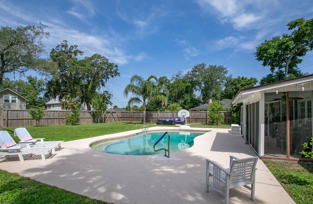 Cozy Bungalow |Fenced Yard |Pool |Close to Beaches