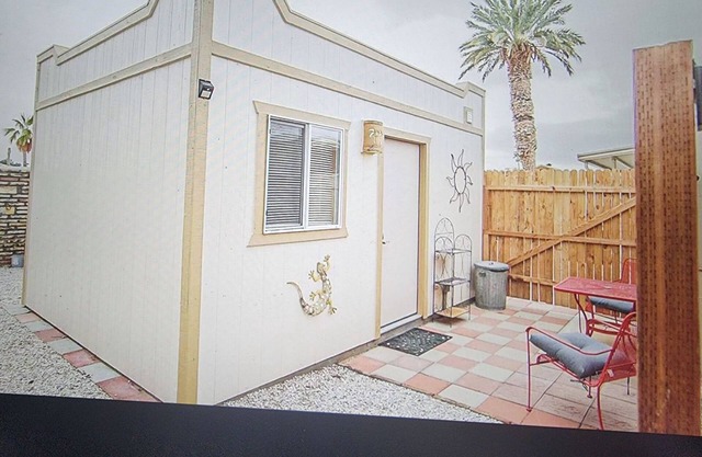 Cozy bungalow in charming Yuma with AC, WiFi with Queen bed
