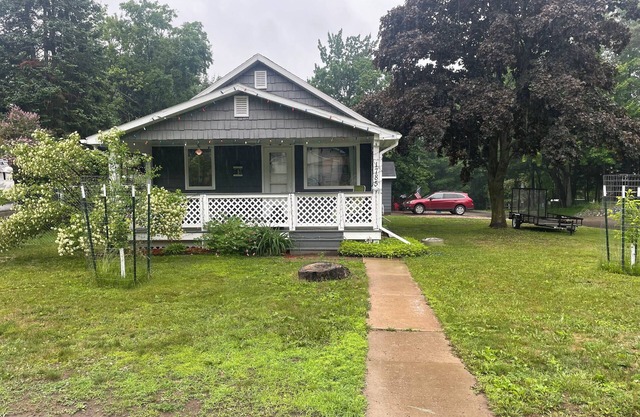 Cozy bungalow in Marquette w/ hot tub. Minutes from Lake Superior and downtown.