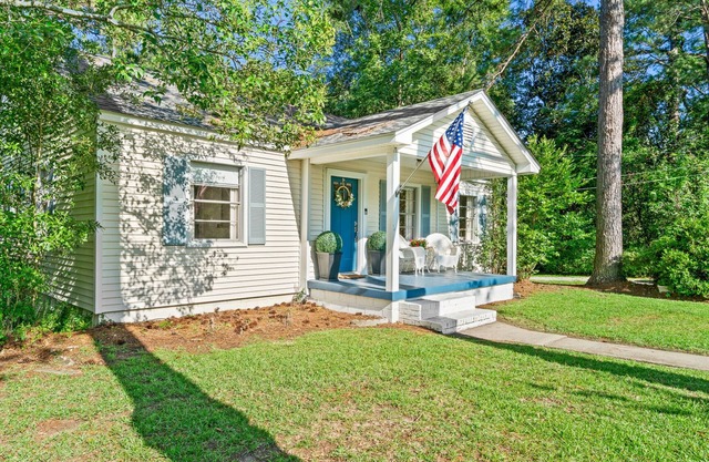 Cozy Bungalow less than 2 miles from downtown Laurel