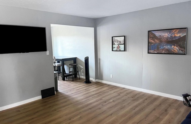 Cozy Bungalow Near Downtown | Pet Friendly! w/WiFi