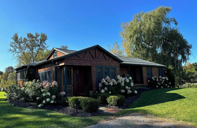 Cozy Bungalow Retreat: 4BR, Deck, Media Room, 2 Miles from Skaneateles Village