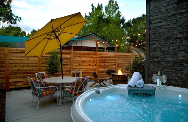 Cozy Bungalow w/ Hot Tub & Fire Pit, Walk Downtown