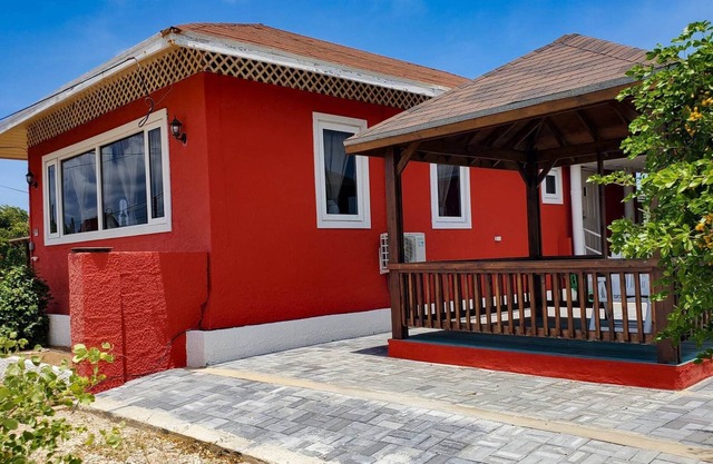 Cozy bungalow with ocean view and walking distance from beaches