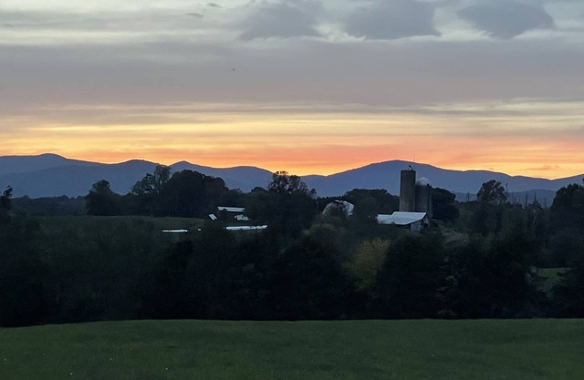Blue Ridge Bungalow-MOUNTAIN VIEWS~10% off nightly rate in September🍁