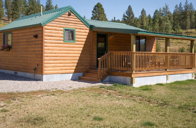 Cozy Bunk House situated next to main house for additional guests