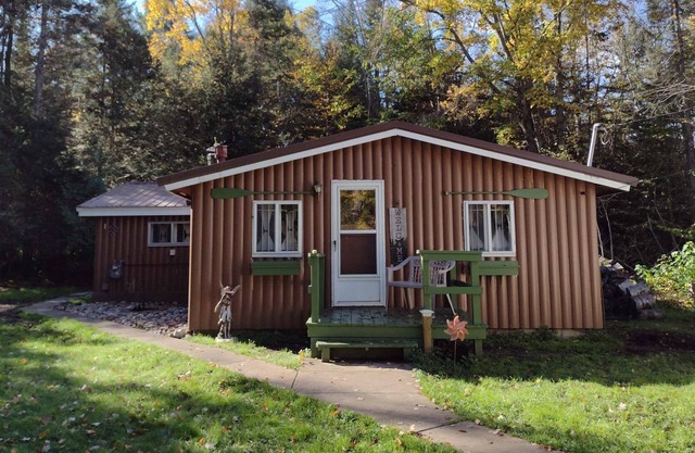 Cozy cabin 10 miles from Sault Ste Marie & About 20 miles from bridge to Canada