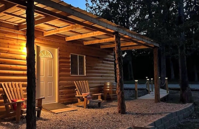 Cozy cabin 10 miles from ft wood pond view fire pit one room 2 comfy beds.