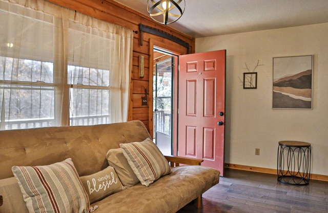 Cozy cabin 10 minutes to Harrah's Cherokee!