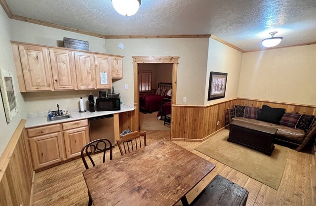 Cozy cabin 2 in at Almo Inn with AC, WiFi near City of Rocks/Castle Rocks Idaho