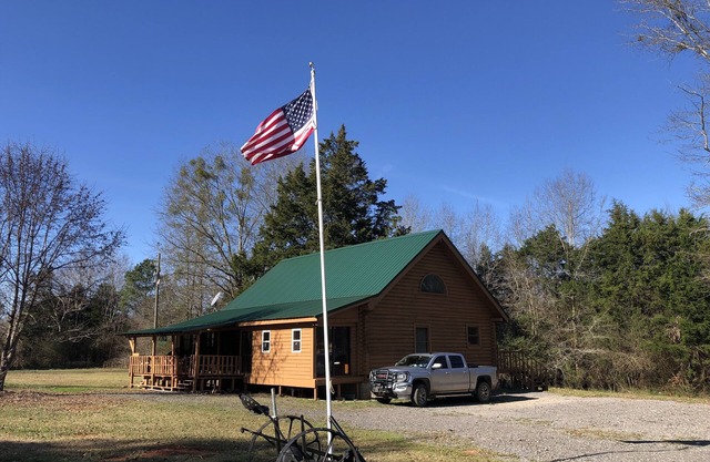 Cozy Cabin 25 minutes from UofA!