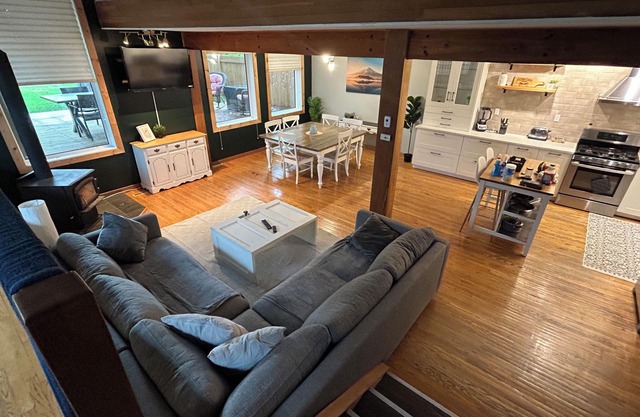 Cozy Cabin 250 steps to the beach. Family sized and puppy friendly. STAR-04394