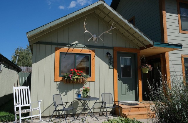 Cozy Cabin 4 Miles to YNP and 20 Minutes from the Lamar Valley!