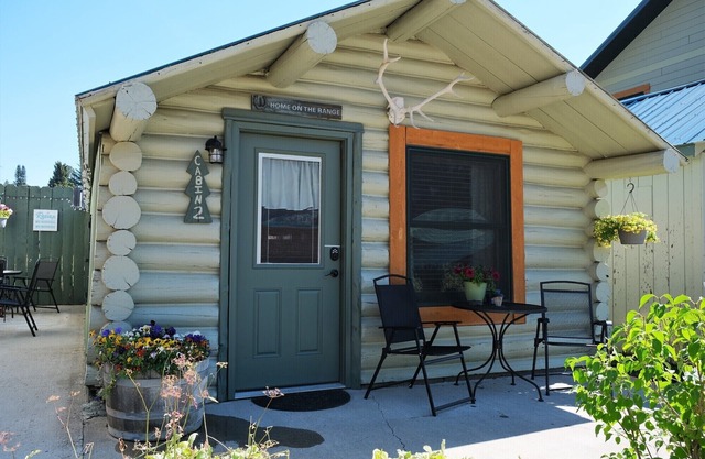 Cozy Cabin 4 Miles to YNP and 20 Minutes from the Lamar Valley!
