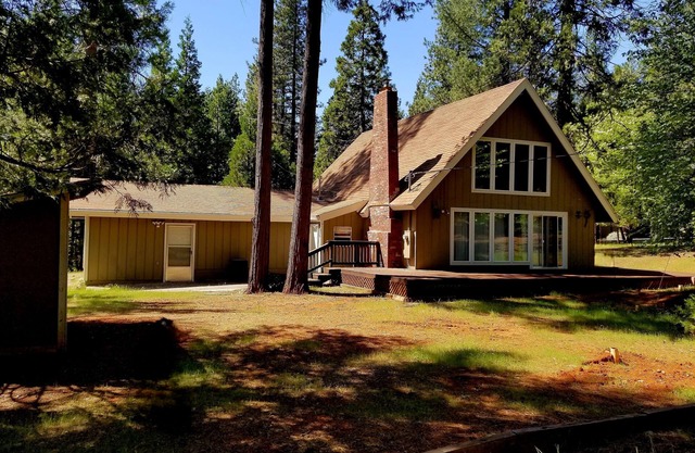 Cozy Cabin 40 mins to Kirkwood, 15 to Wineries, 5 to shopping, 1 mile off hwy88.