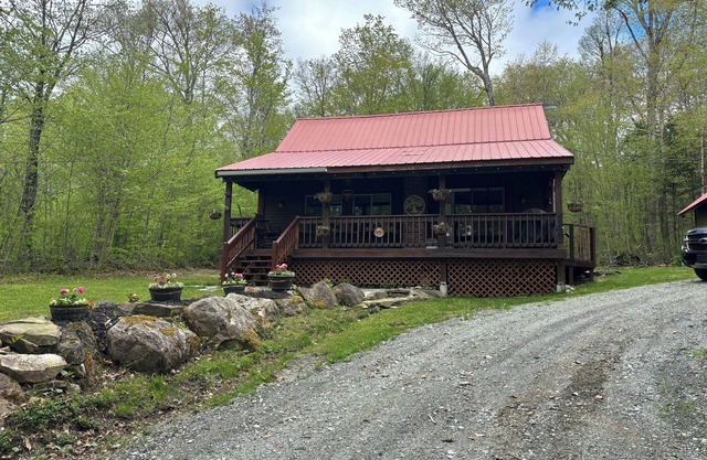 Cozy Cabin & 700 SQ FT Fun-Filled Barn VAST Access Near Mt Snow & Prospect Mt