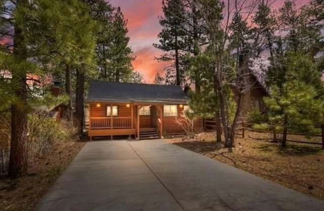 Cozy Golden Lodge Modern Cabin, Hot Tub, Jacuzzi, Portable A/C