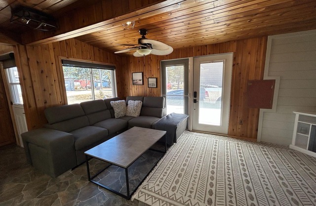 Cozy Cabin at Candle Lake!
