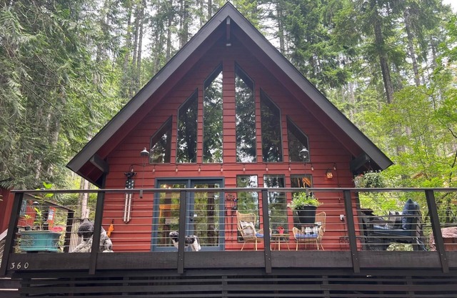 Cozy cabin at Lake Cushman in Hoodsport, WA with AC, Wi-Fi, kayak, beach