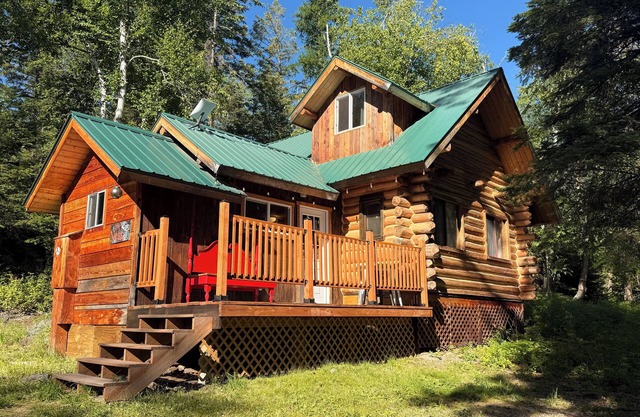 Cozy cabin bordering forest service trails. Perfect escape on 10 acres of forest