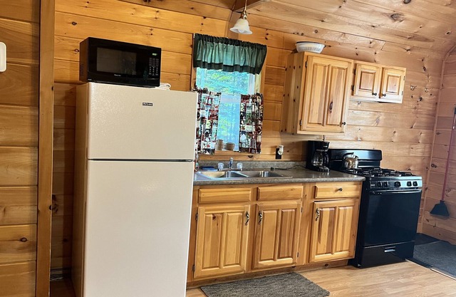Cozy cabin centrally located in west forks. Moxie Falls and Lake Moxie nearby