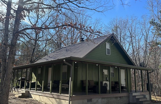 Cozy cabin close to beautiful Current river and surrounded by a national forest!