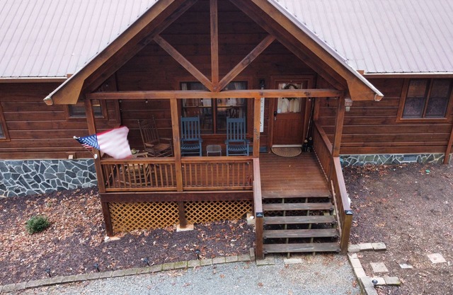 Cozy cabin, close to town, fence, gameroom, dogs ok, firepit, great for families