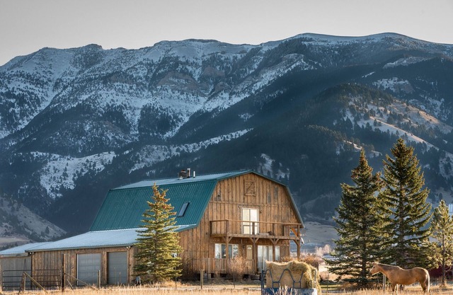 Cozy Cabin, Exceptional Mountain View, Porch, Fireplace, Wildlife, 4 mi to town.