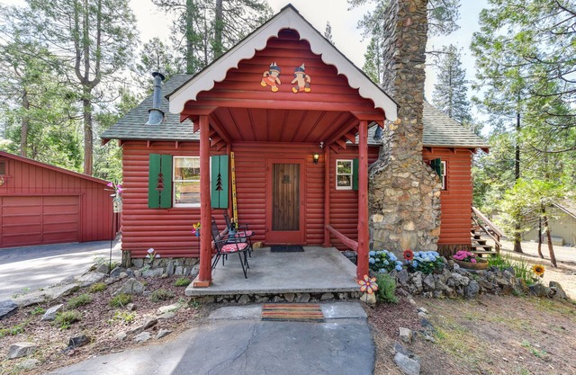 Cozy Cabin! Family Friendly! Games! Dogs Welcome! Close to Skiing & Twain Harte!