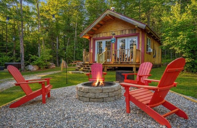Cozy Cabin! Firepit! Dogs Welcome! Hot Tub!