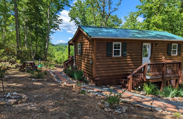 Cozy cabin for 2 w/ great mt views & walking trails!