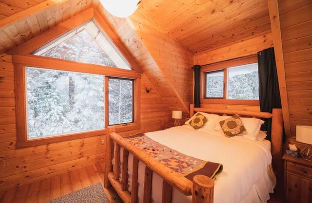 Cozy cabin for couples to unplug in the Blaeberry