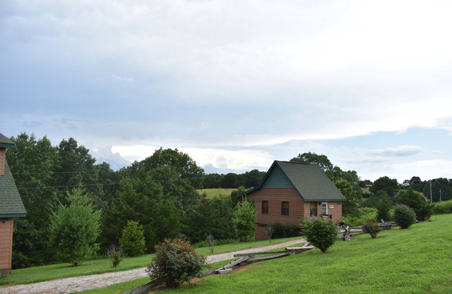 COZY CABIN FOR TWO- MIN. TO BRANSON-HOT TUB-BRKFST-WINERY-BREWERY