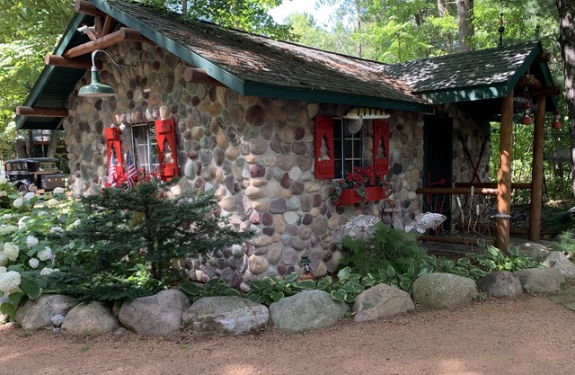 Cozy cabin gas fire place heated floors perfect for snowmobiling on trail 51