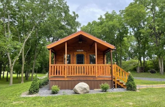 Cozy Cabin get away to Finger Lakes Wine Country