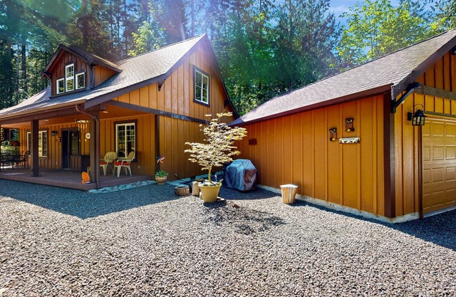 Cozy cabin getaway with firepit, patio, gas grill, and W/D