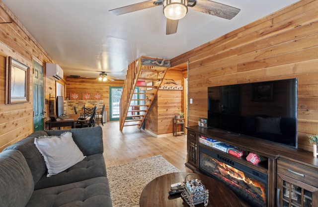 Cozy Cabin & Hot Tub Pet Friendly with AC and Fast WiFi in Duck Creek Village