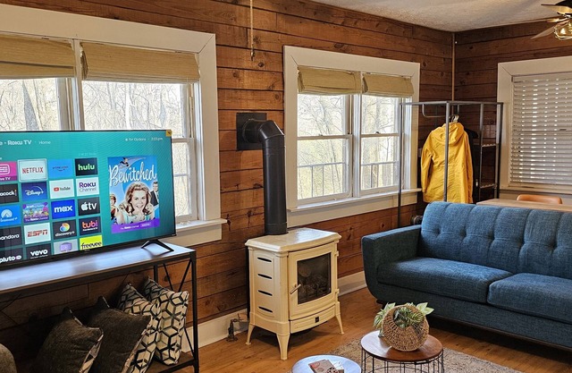 Cozy Cabin: Hot Tub, Fast 500Mbps Wi-Fi, Fireplace
