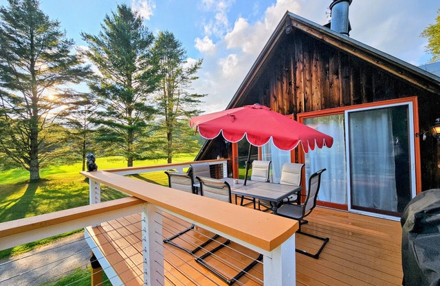 Cozy cabin > Hottub, WiFi, AC. Easy access to outdoors activities year around