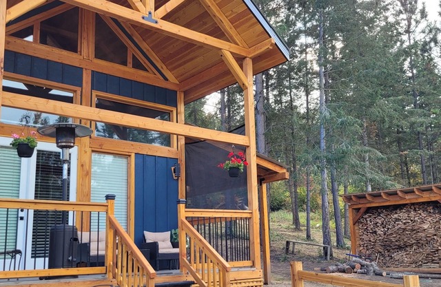 Cozy Cabin in a quiet setting, country style living. Hot tub and sauna available