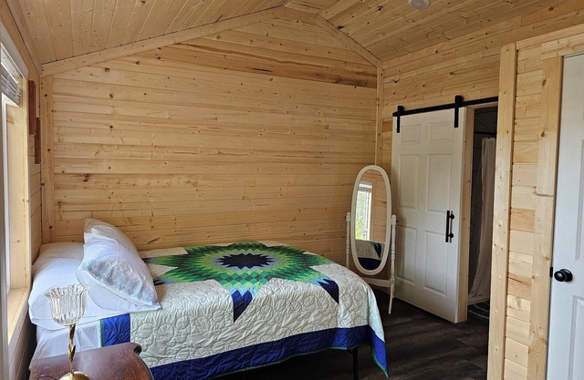 Cozy cabin in a quiet neighborhood near downtown Hamilton