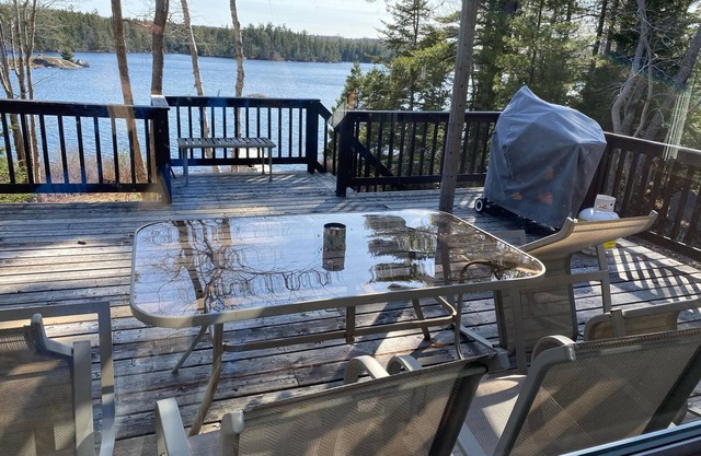 Cozy Cabin in Annapolis Valley on Private Lake, Family Retreat