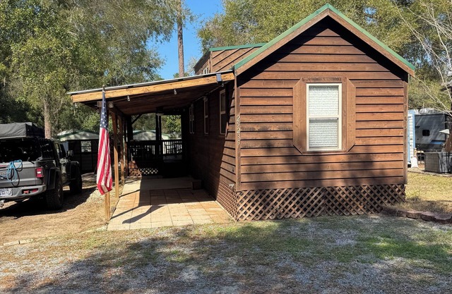 Cozy cabin in charming Salt Springs Resort with WiFi and a screened in porch