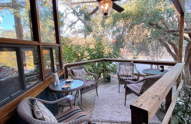 Cozy cabin in charming Three Rivers 4 miles from Sequoia National Park entrance.