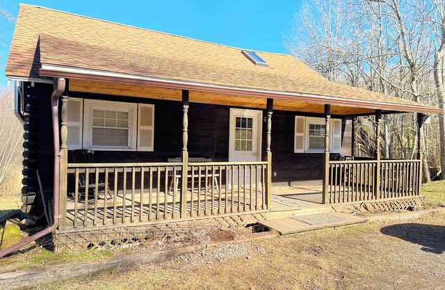 Cozy cabin in charming Kenoza Lake with WiFi, AC, pond,fire pit, lotof amenities